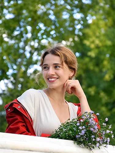 Retrato editorial editado de mujer con flores con corrección de balance de blancos y ajuste de tono de piel