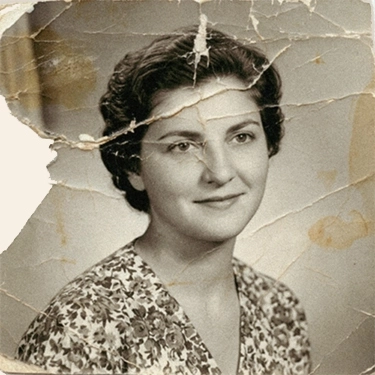 Retrato antiguo en blanco y negro de mujer con grietas profundas, manchas de humedad y esquina superior izquierda rota