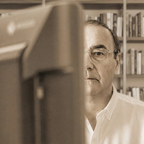 Retrato de Miguel Lasierra, especialista en restauración y retoque digital de imágenes, en su estudio de edición.