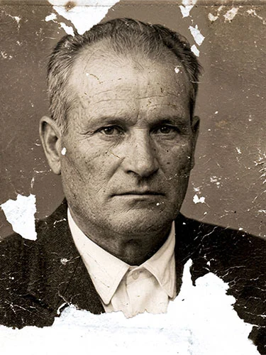 Retrato antiguo con manchas, grietas y roturas que muestra a un hombre de frente.