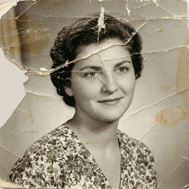 Retrato antiguo muy dañado y agrietado de una mujer con cabello oscuro y corto.